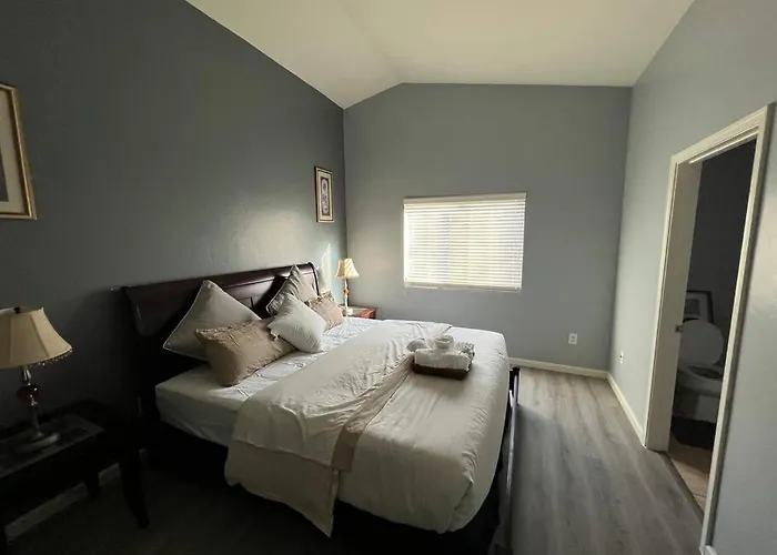 Lady T's Serenity Getaway Near Tus Airport Villa