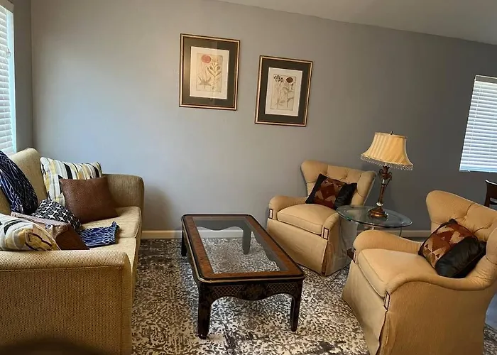 Lady T's Serenity Getaway Near Tus Airport Villa *