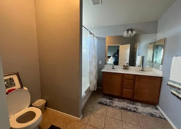 Lady T's Serenity Getaway Near Tus Airport *